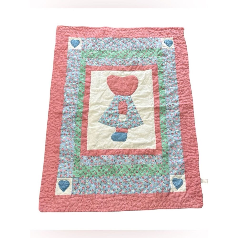 Vintage Britannica Sun Bonnet Sue Wall Hanging or Crib Quilt 28” x 38”
